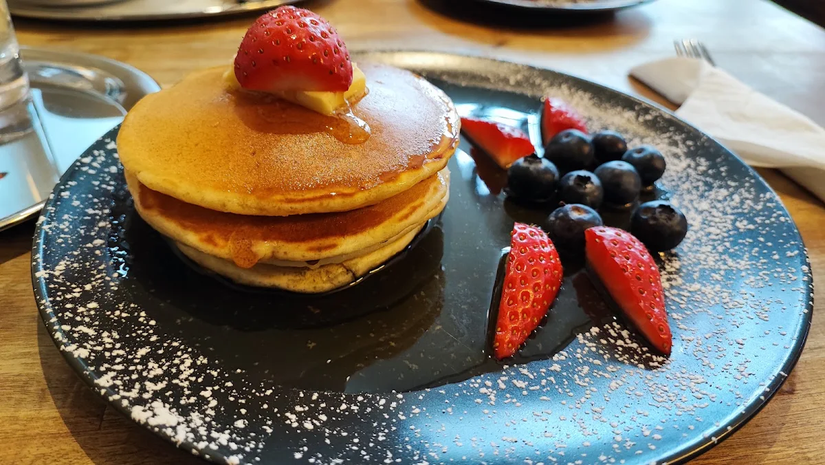 Pancakes Mit Heidelbeeren Erdbeeren Und Ahornsirup