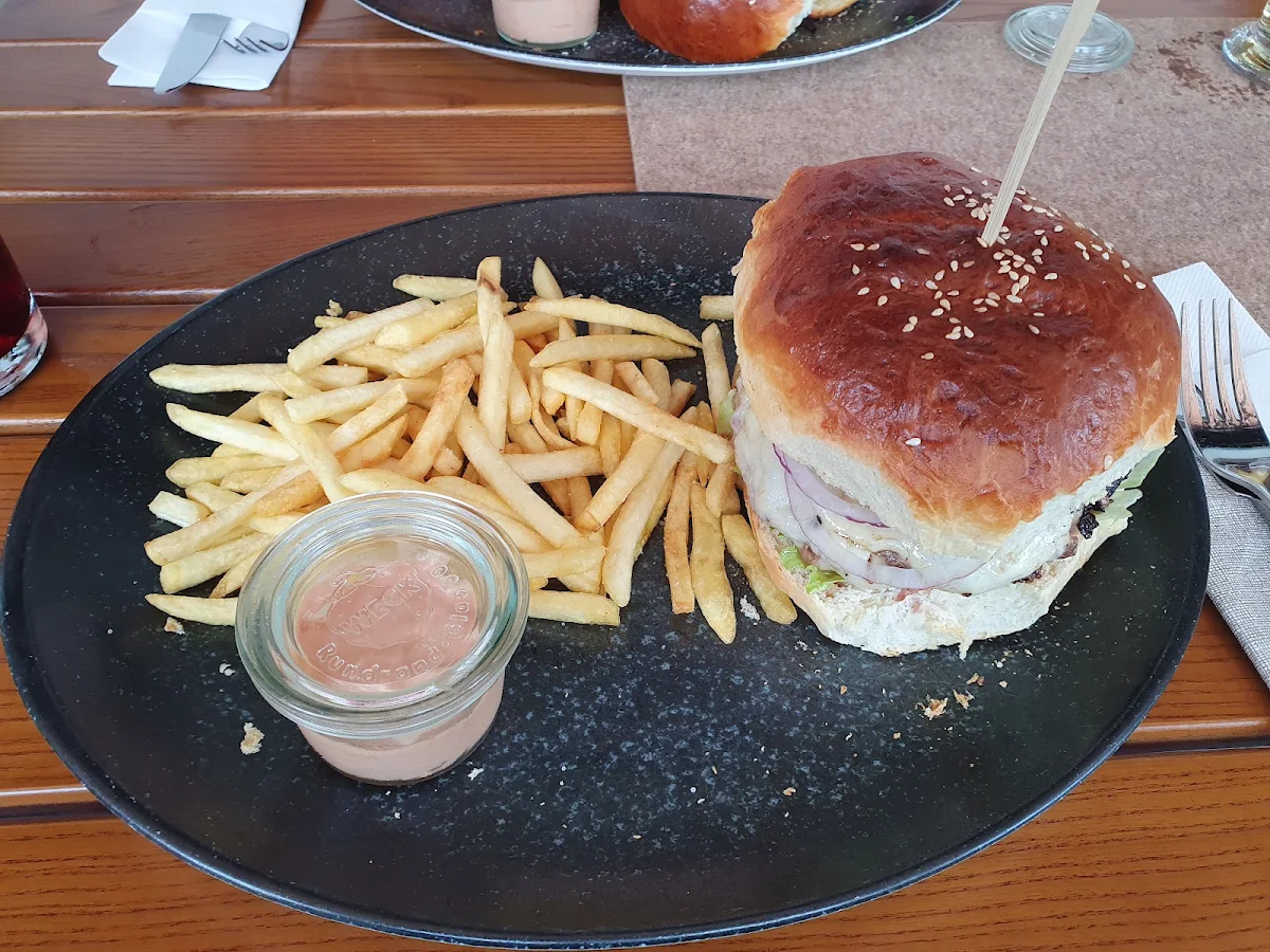 Cheeseburger Mit Pommes