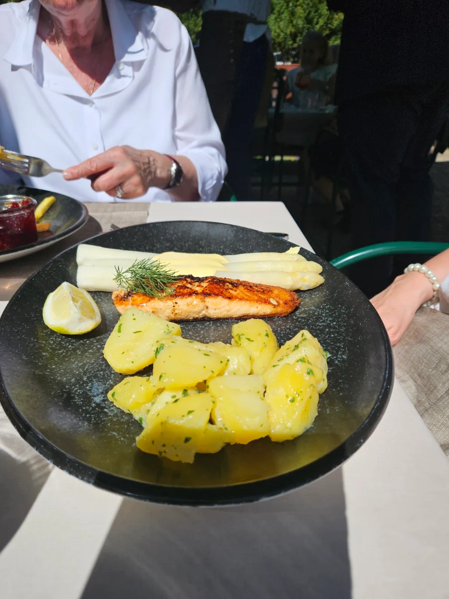 Lachs Mit Spargel Und Kartoffeln Und Sauce Hollandaise