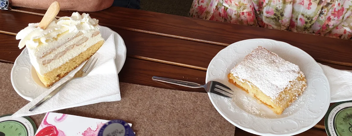 Malakofftorte Und Marillenblechkuchen