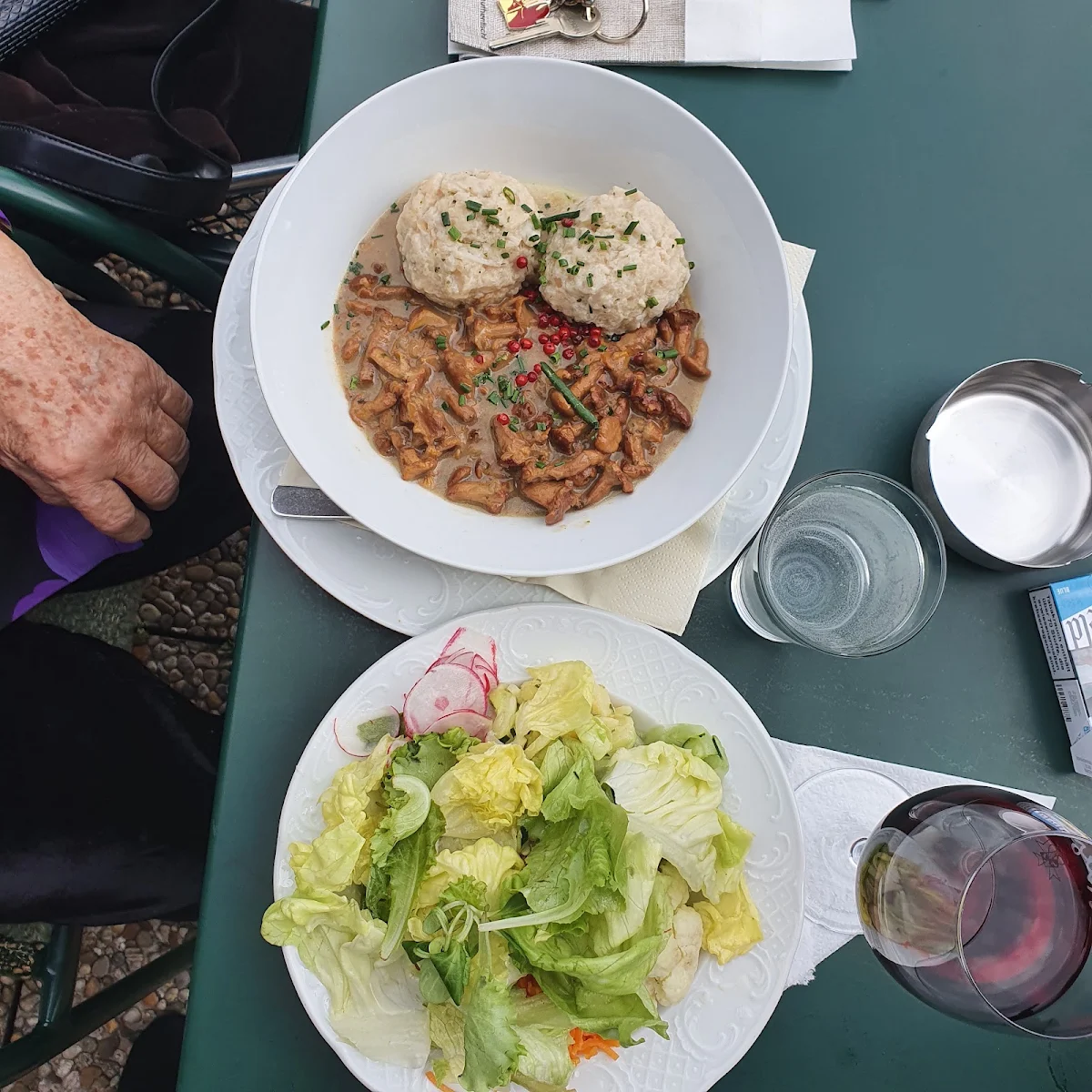 Pfifferlingengulasch Mit Semmelködel Und Gemischten Salat