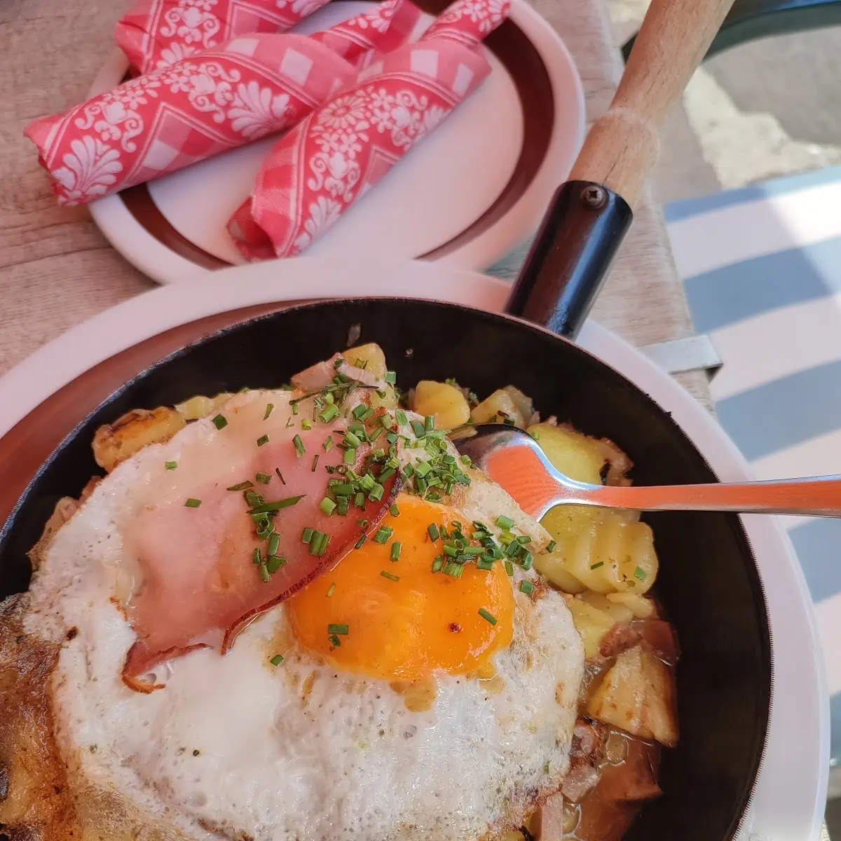 Bratkartoffeln Mit Einem Spiegelei Gedeckt