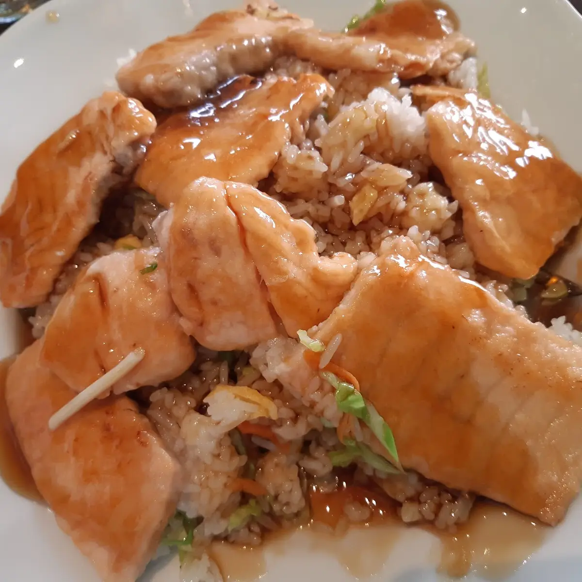 Gebratener Eierreis Mit Gegrillitem Lachs