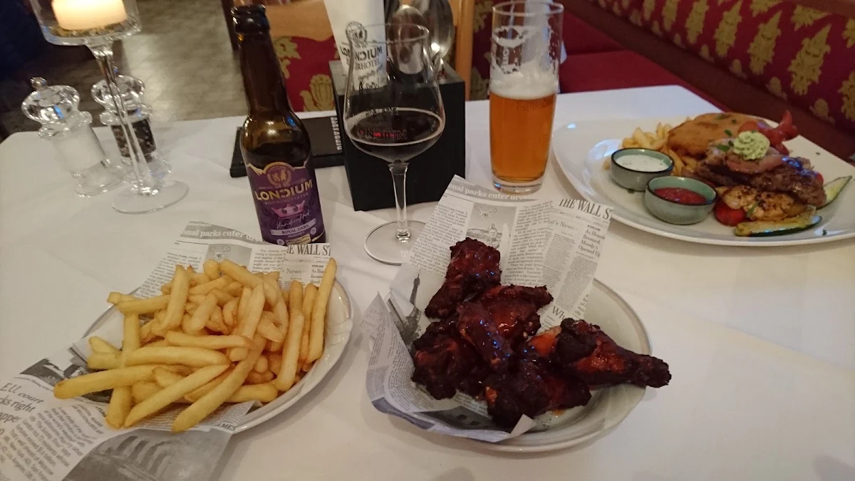 Pommes Frites Und Chicken Wings