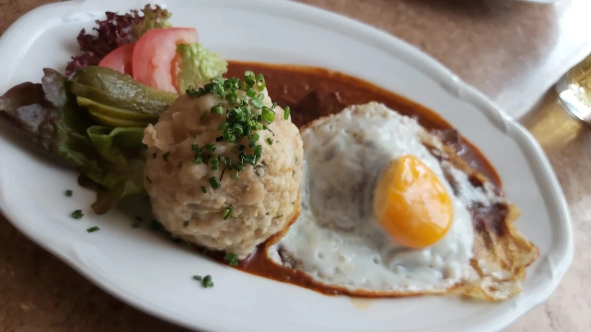 Fiaker Gulasch Mit Spiegelei Und Semmelknödel