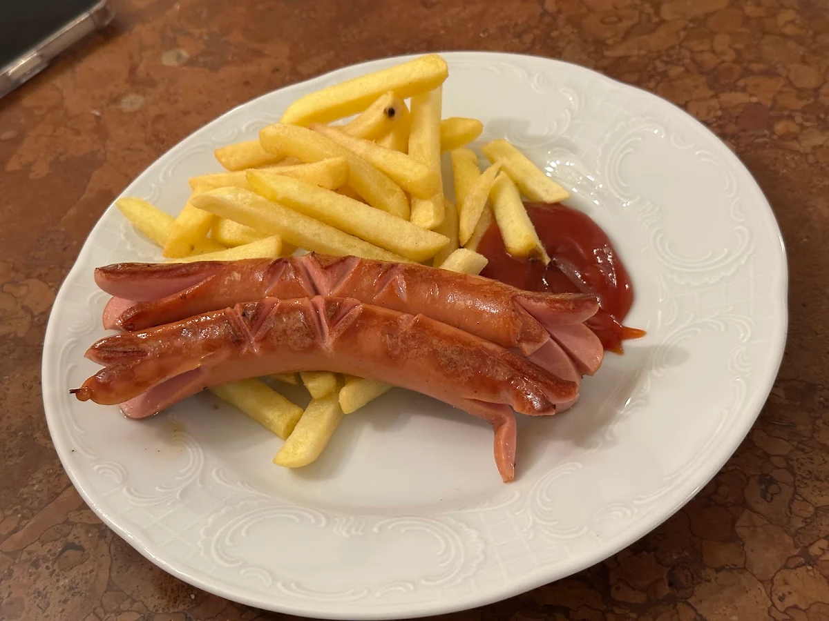 Grillwürstel Mit Pommes Frites