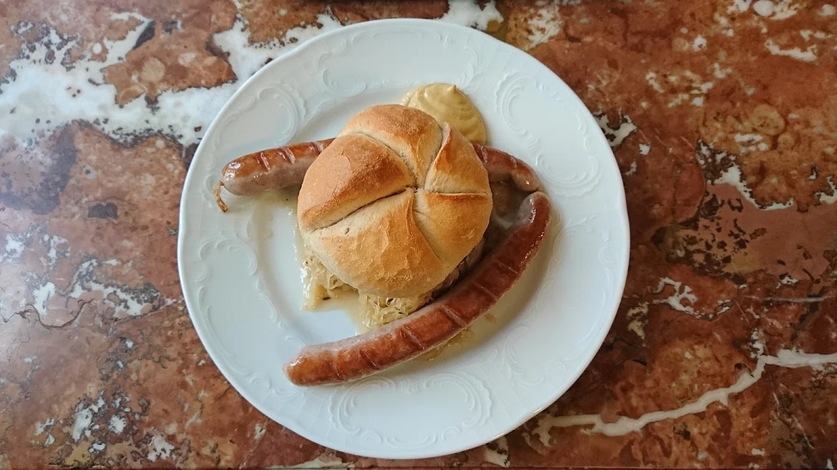 Schweinsbratwürstel Mit Sauerkraut Und Brot