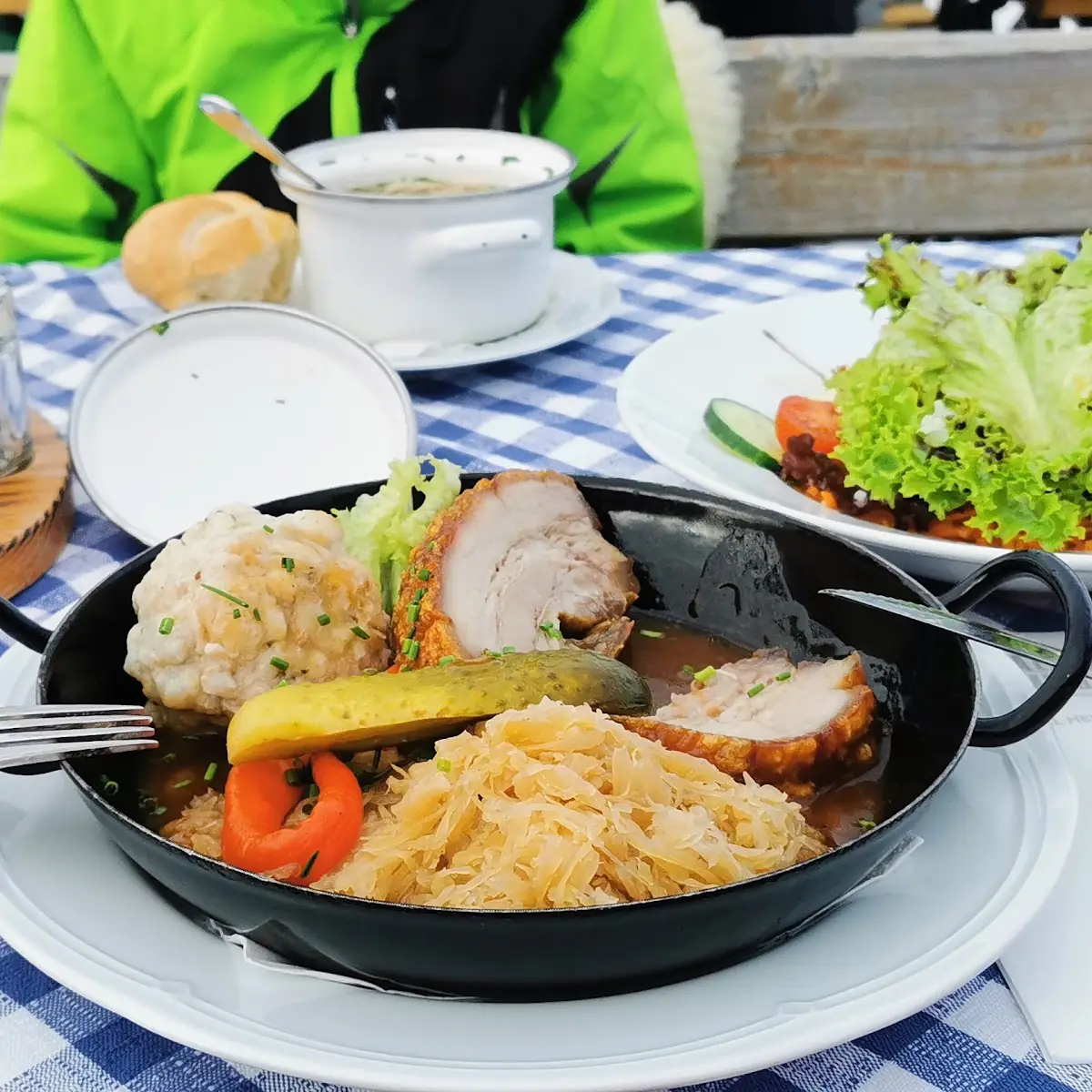Schweinshaxe Mit Sauerkraut Und Einem Kloß