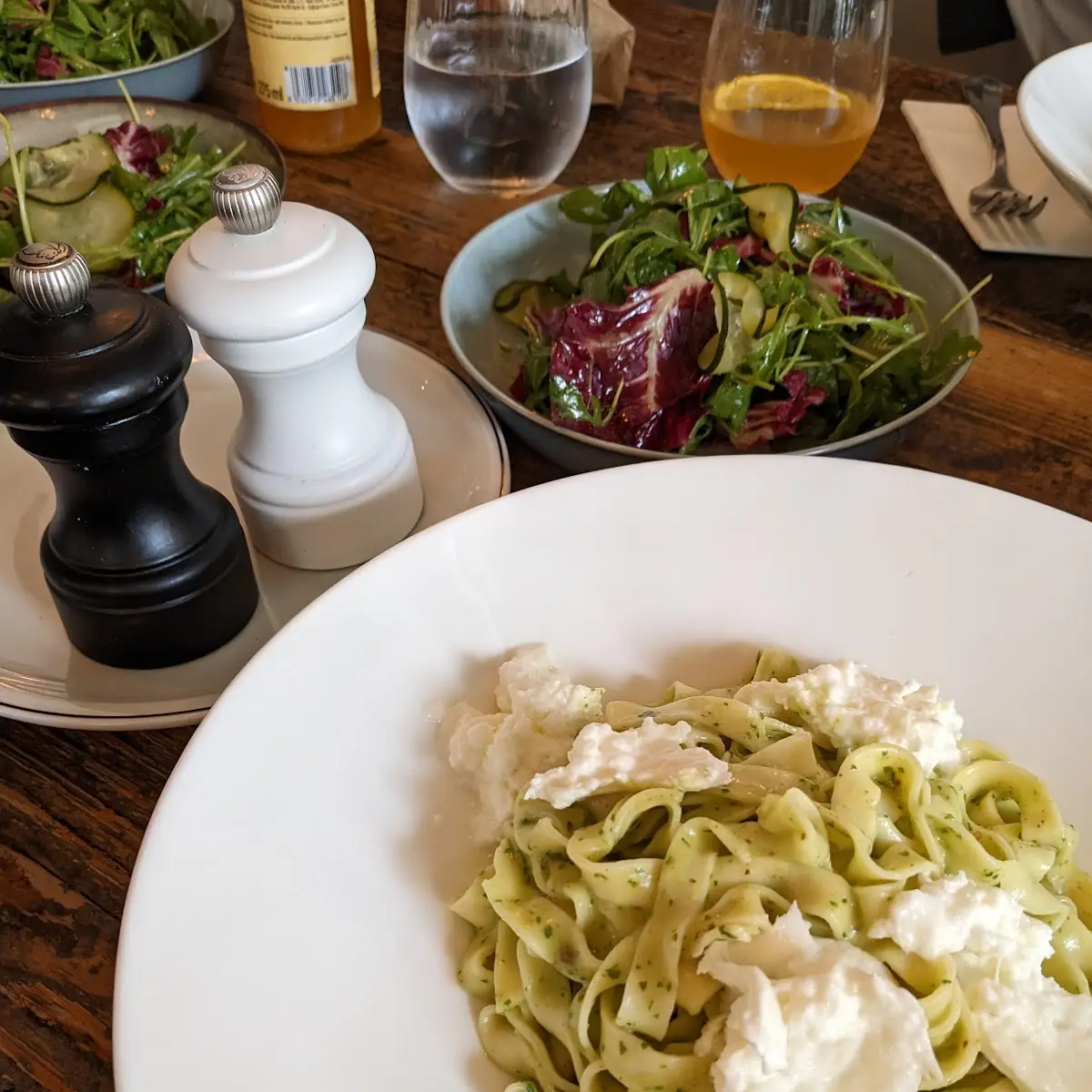 Pasta Mit Pesto Und Mozzarella