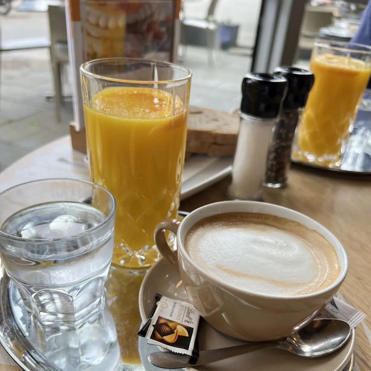 Cappuccino Und Frisch Gepresster Orangensaft