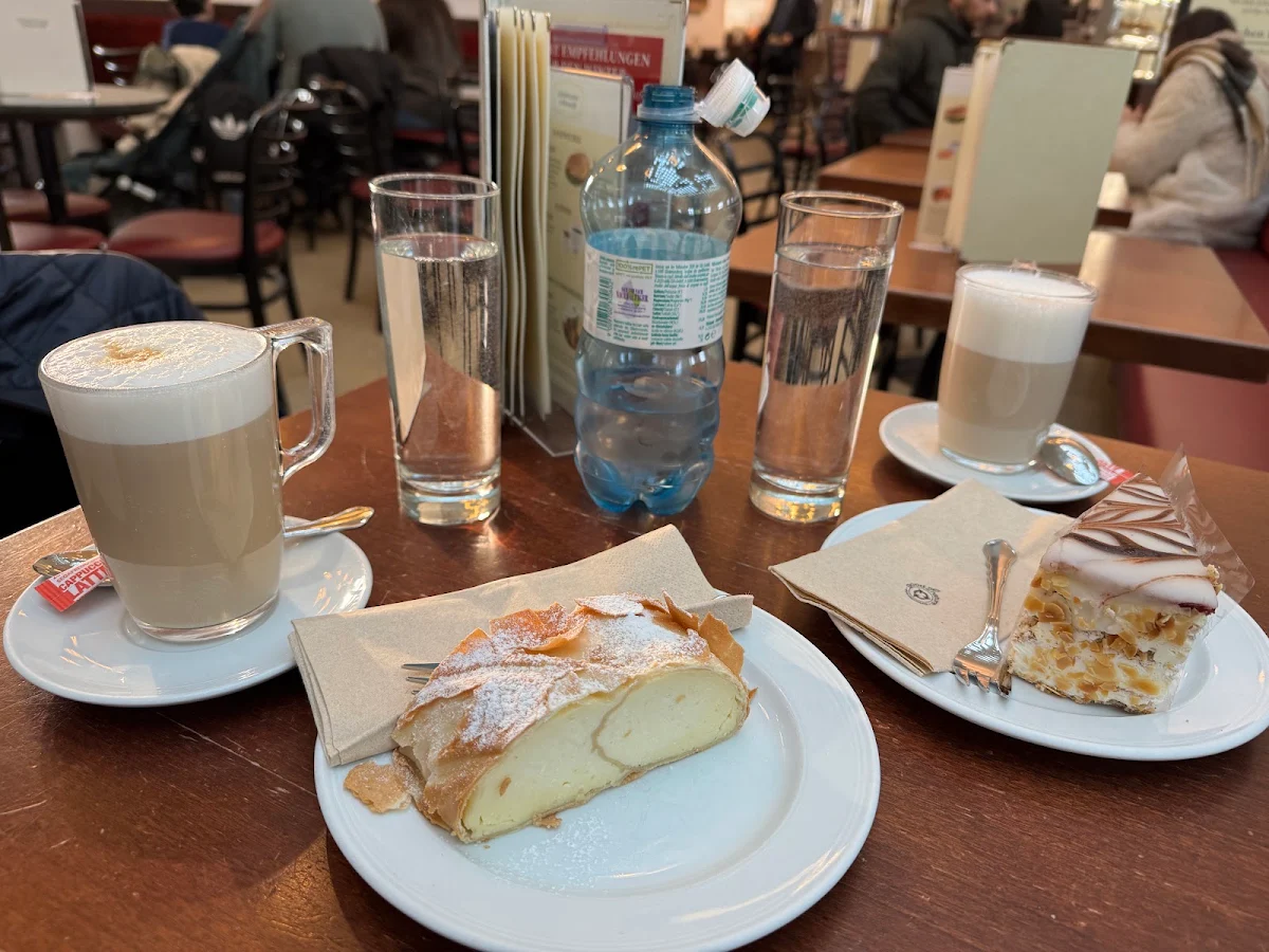 Topfenstrudel Und Esterhasy-torte