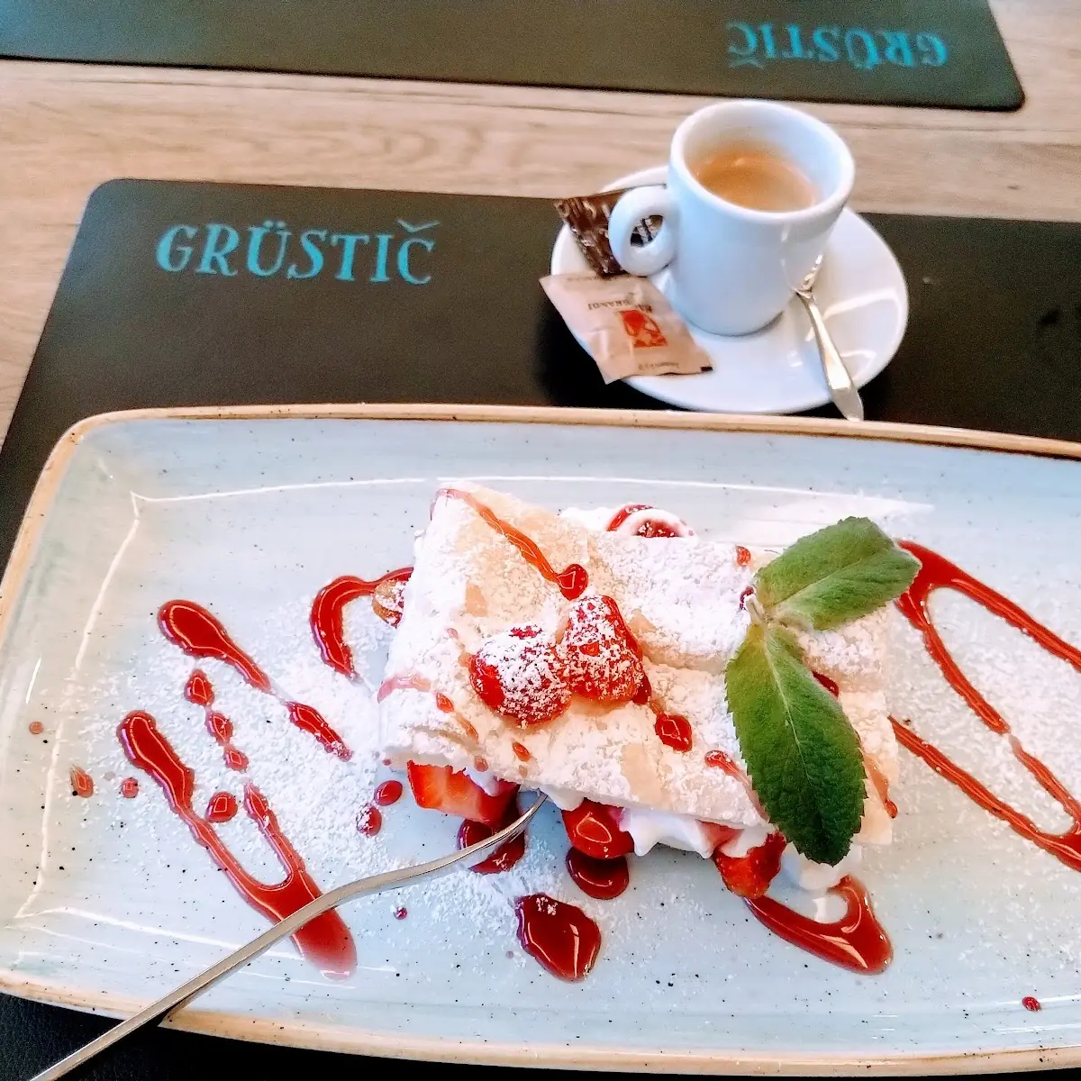 Cappuccino Und Selbstgemachte Cremeschnitte