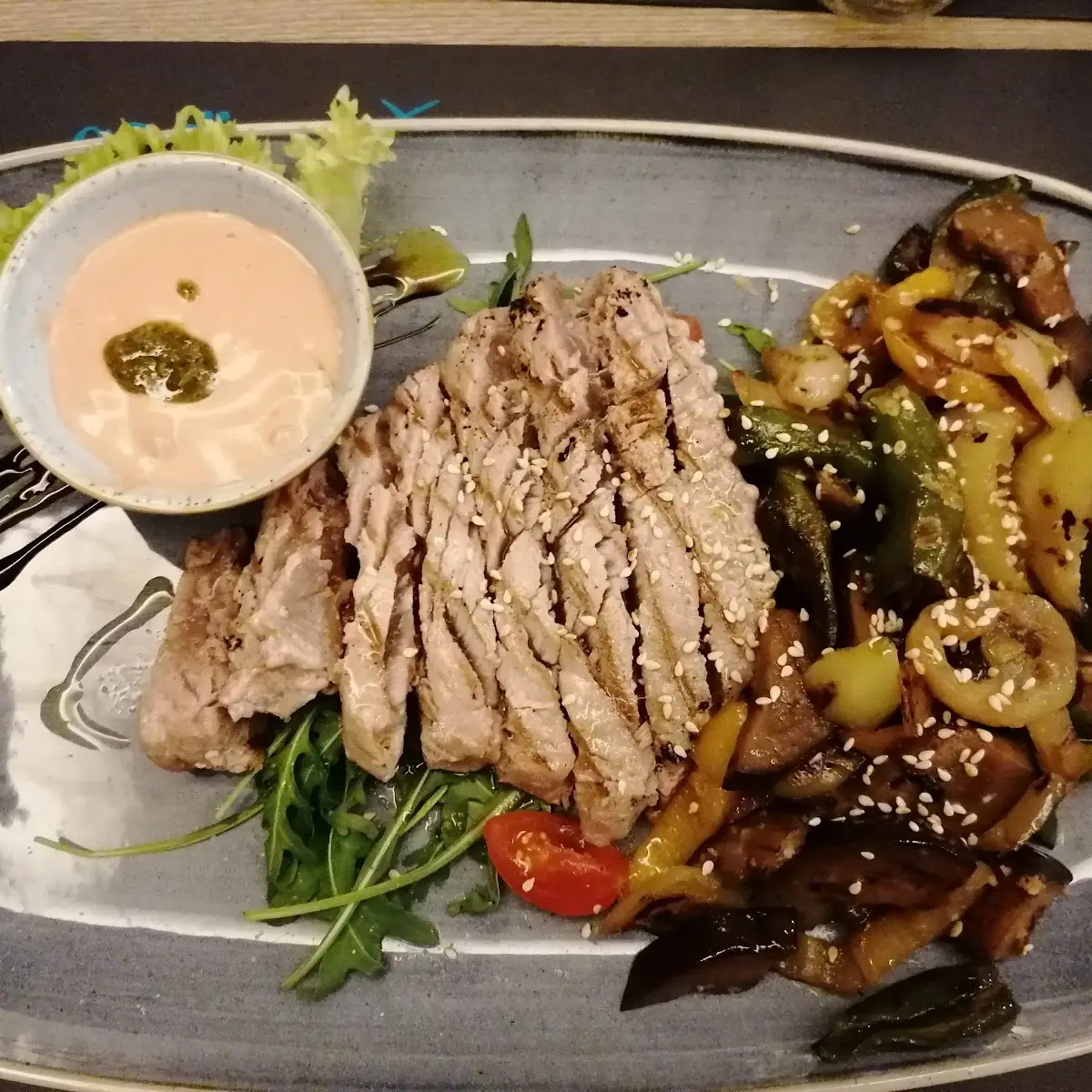 Thunfischsteak Mit Gebratenen Gemüse