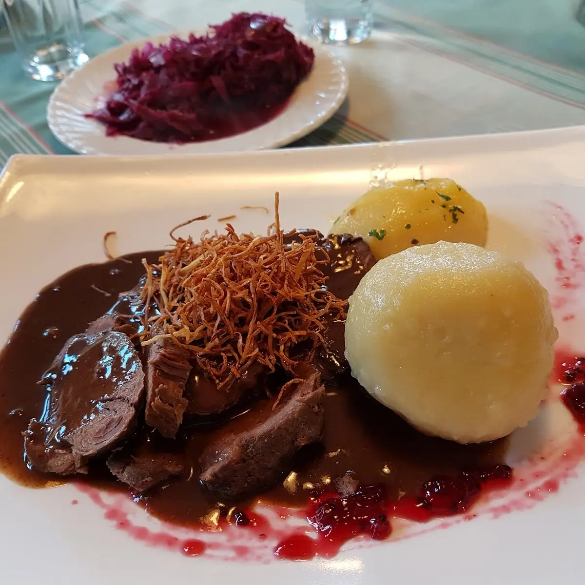 Geschmorter Hirschroller