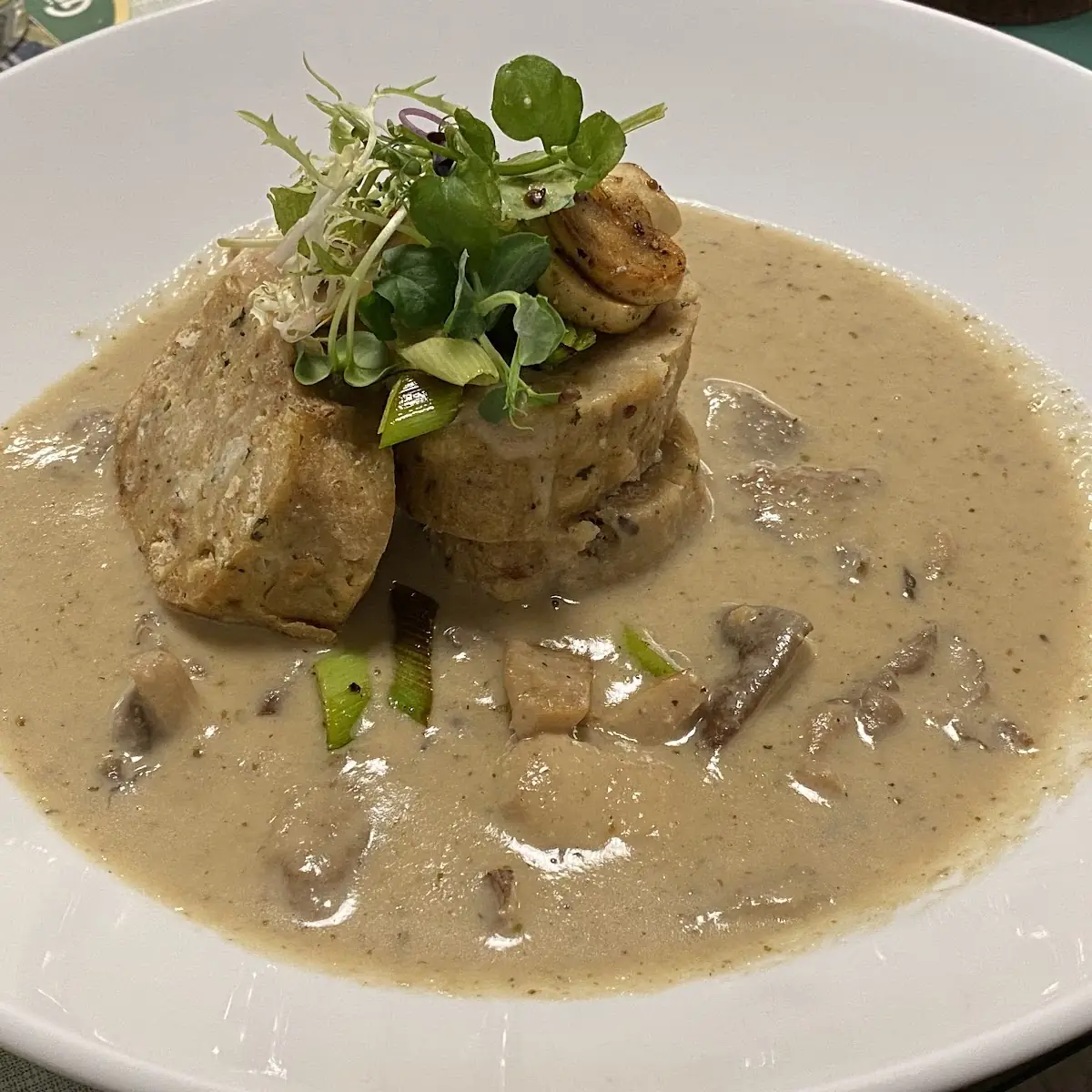 Serviettenknödel Mit Schwammerlsoße