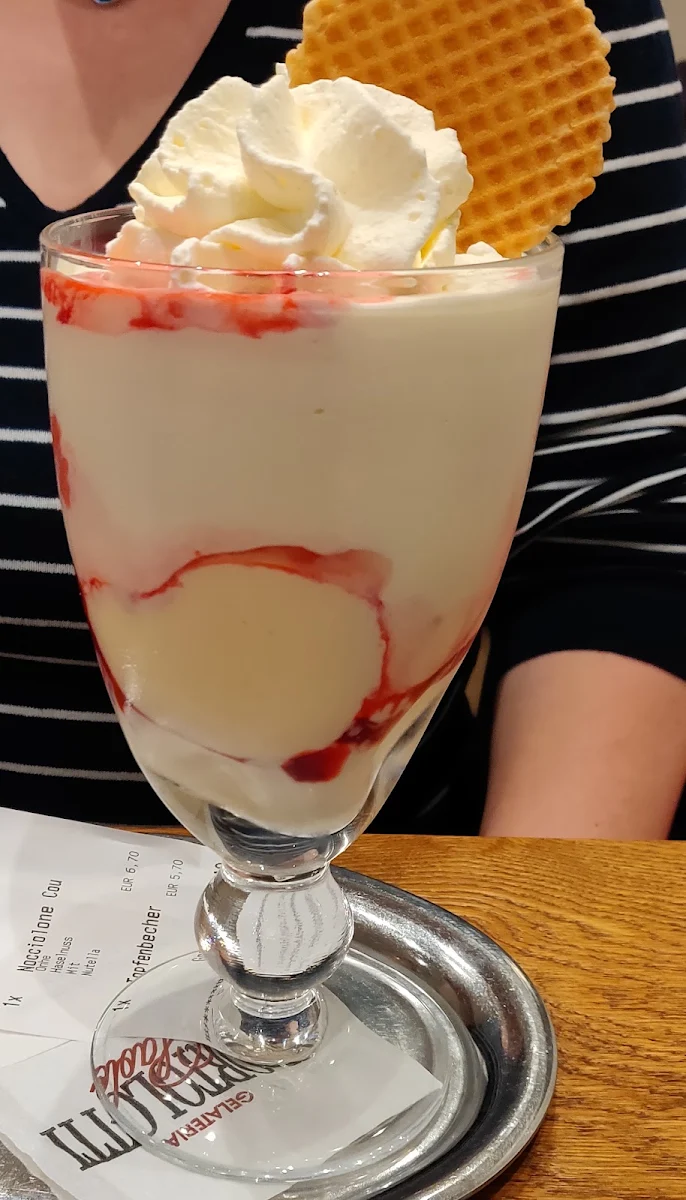 Eisbecher Topfen Erdbeer
