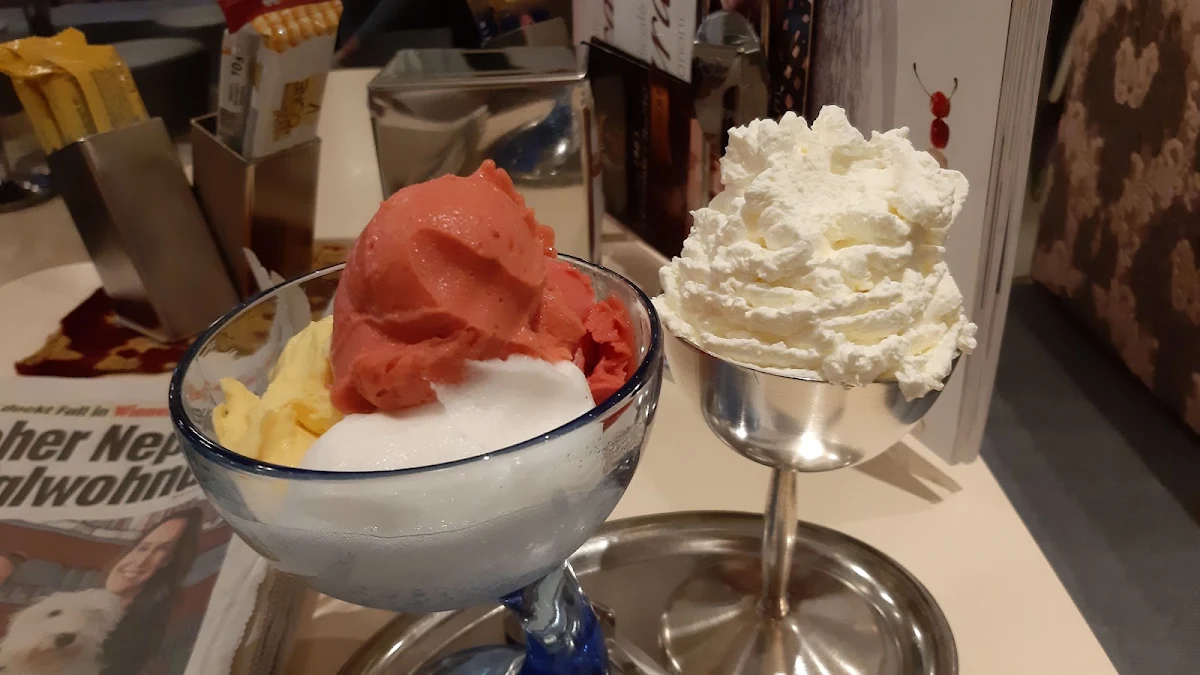 Gem Eis Mit Schlagsahme