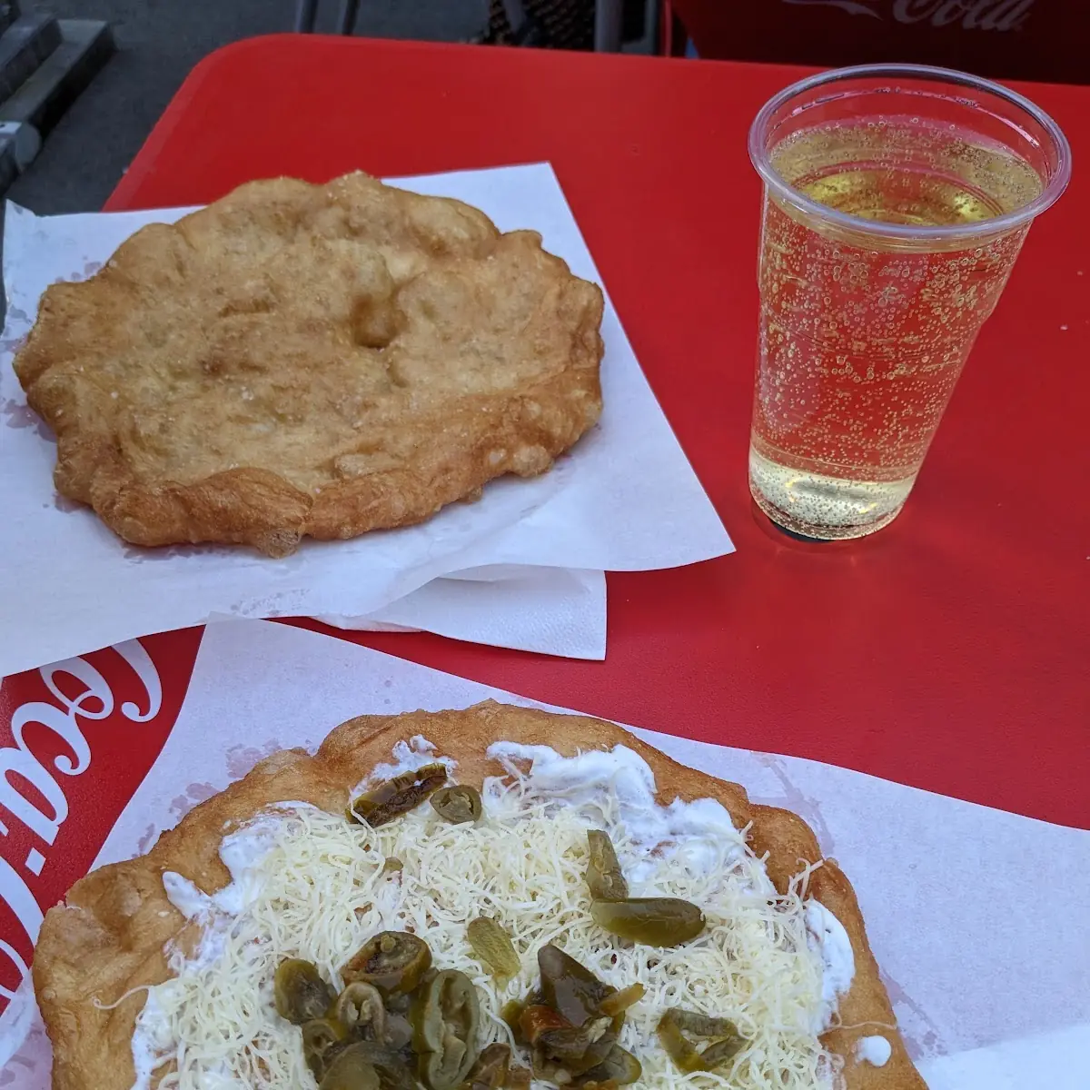 Langos Mit Sauerrahm Und Käse 4 50 Euro