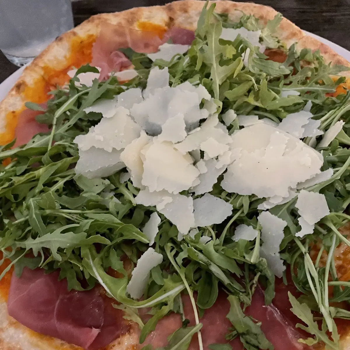 Pizza Rucola Mit Parmesan Und Prosciutto