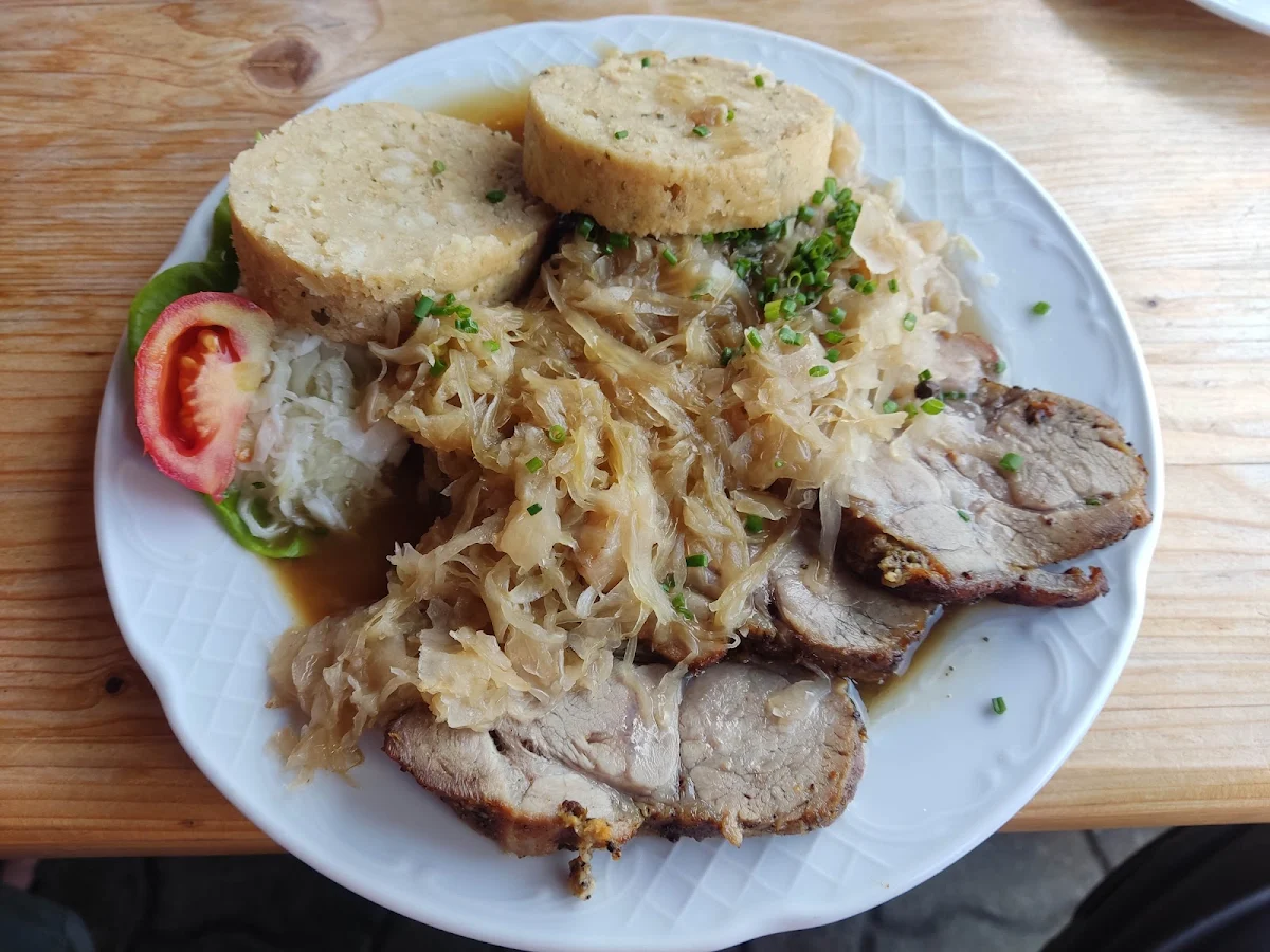 Schweinsbraten Mit Knödel Und Sauerkraut