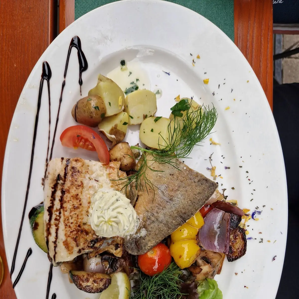 Gebratenes Forellenfilet Mit Kart U Gemüse