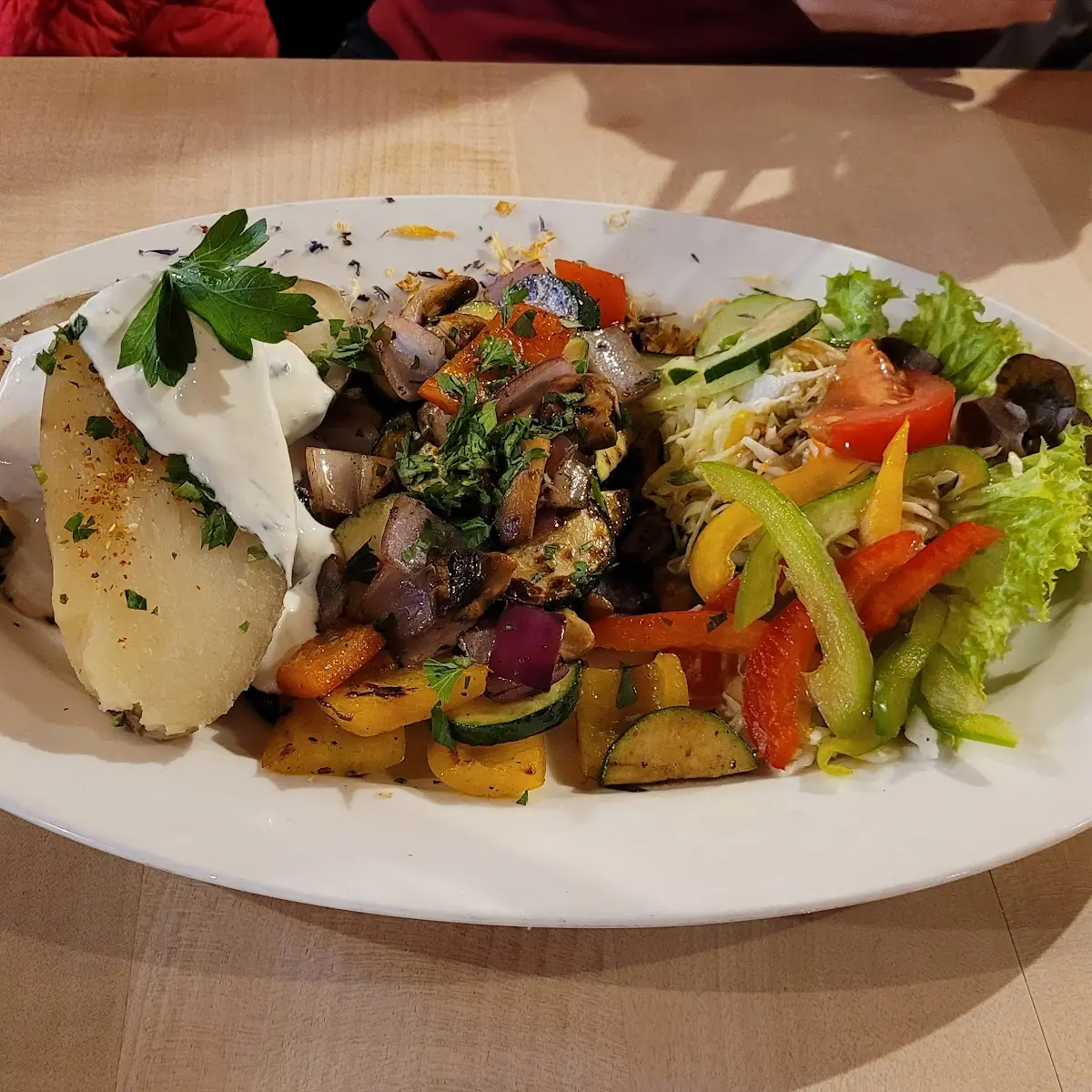 Ofenkartoffel Mit Pfannengemüse Und Salat