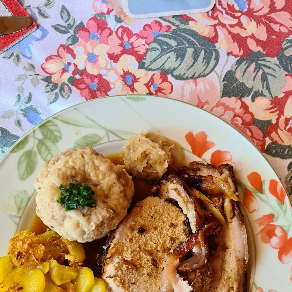 Schweinsbraten Aus Dem Holzofen Mit Knödel Und Sauerkraut
