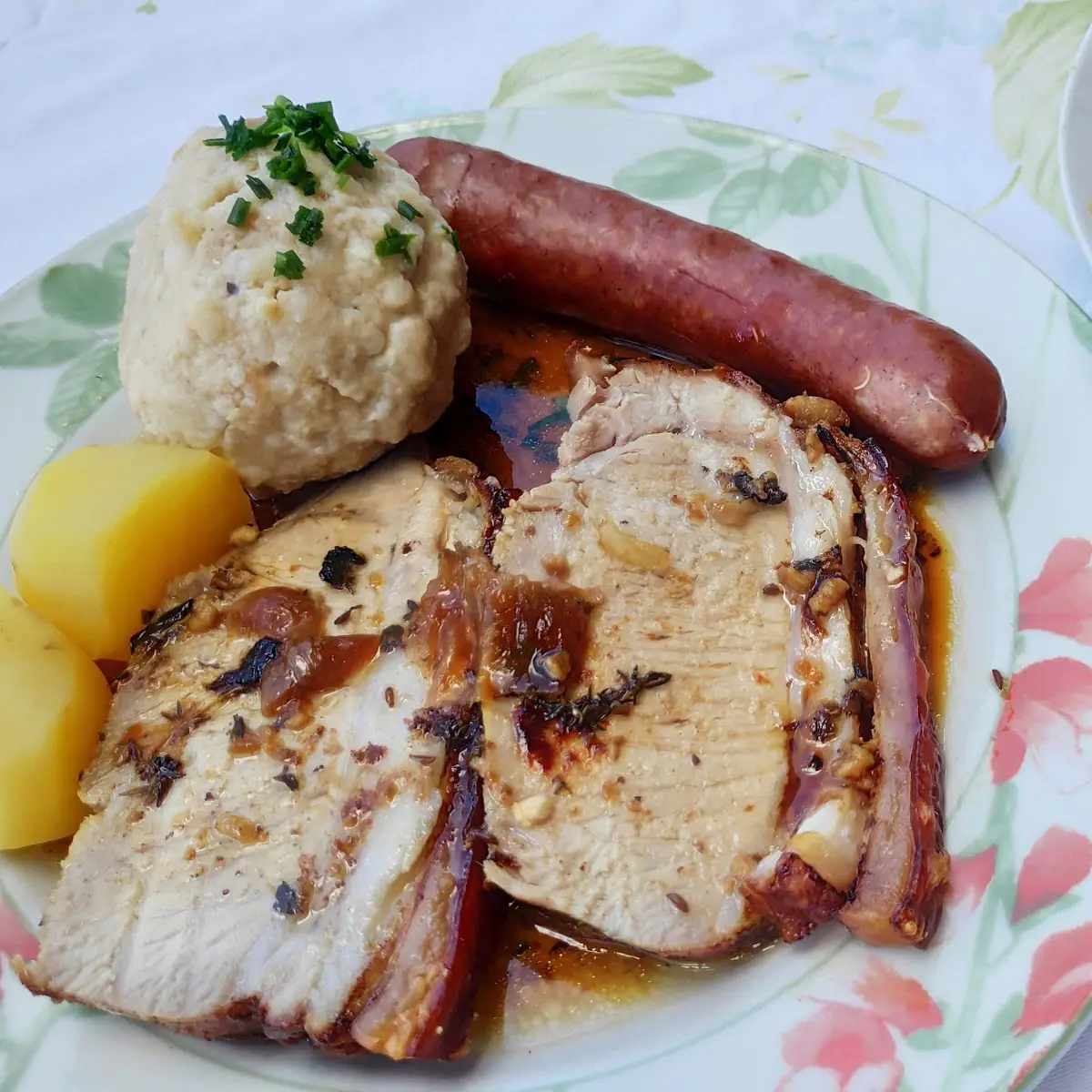 Schweinsbraten Mit Einer Extra Wurst