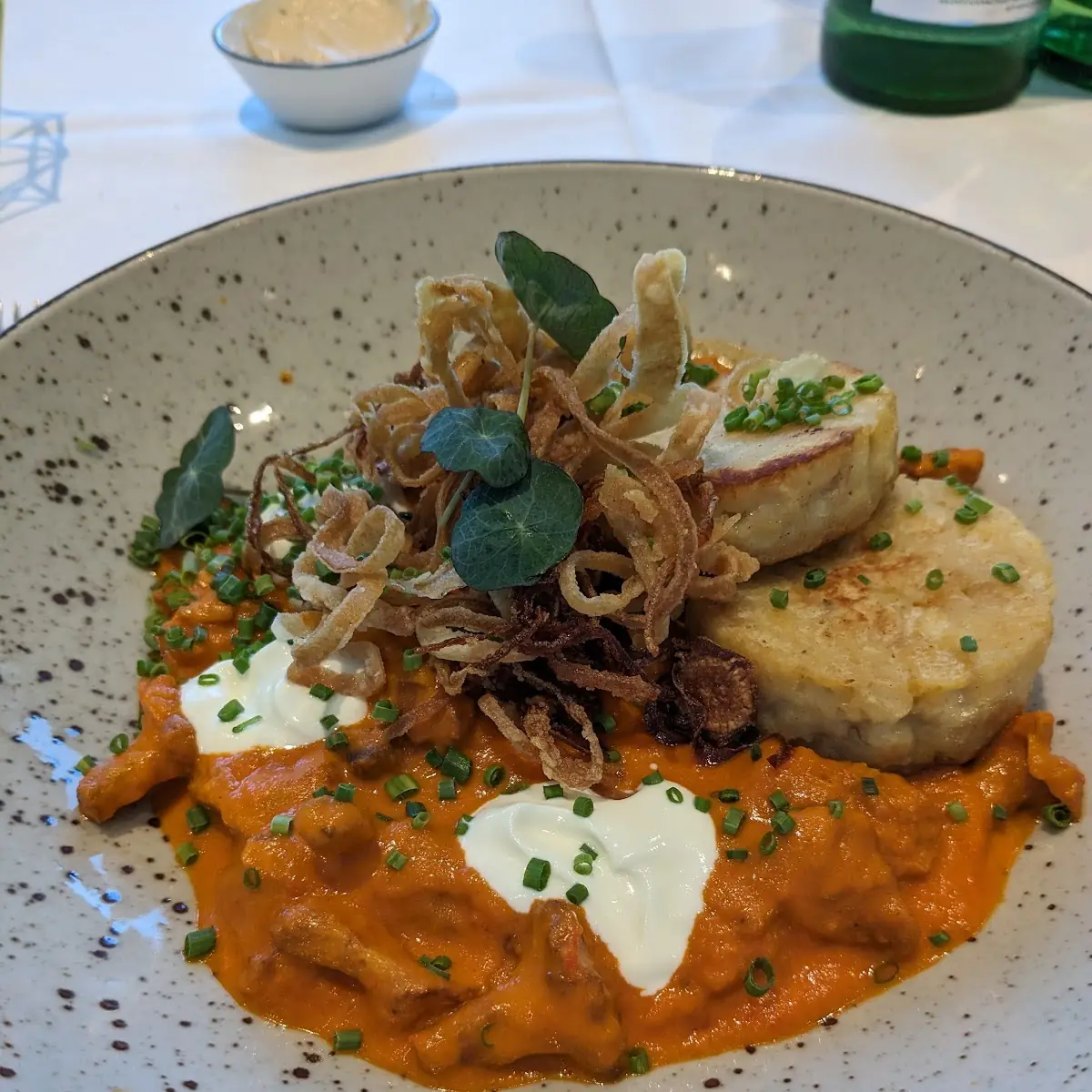 Pannonischen Eierschwammerl In Paprikesoße Mit Serviettenknödel
