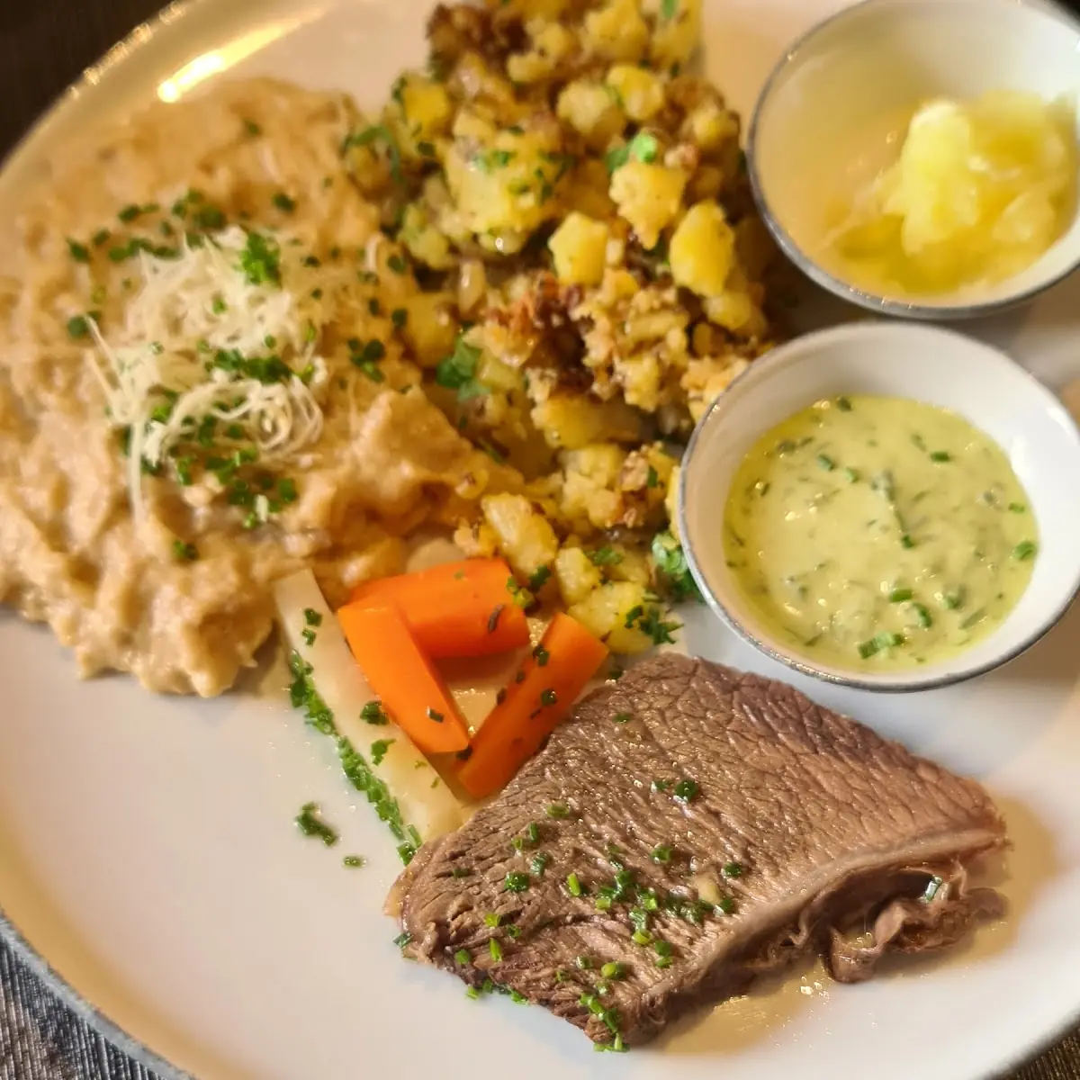 Tafelspitz Erdäpfelschmarrn Schnittlauchsauce Apfelkren Semmelkren Wurzelgemüse