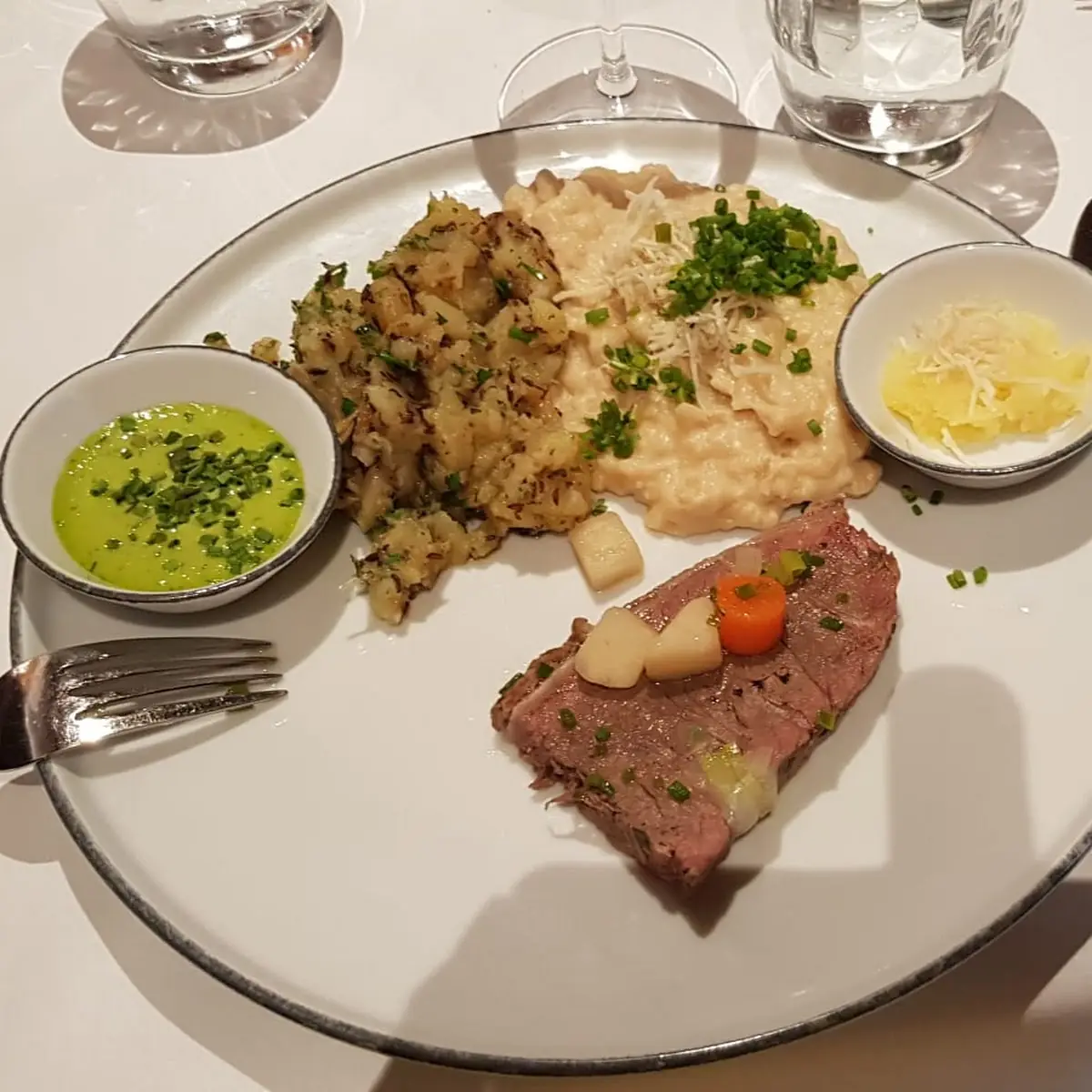 Tafelspitz Mit Semmelkren Erdäpfelschmarren Apfelkren Sowie Schnittlauchsauce