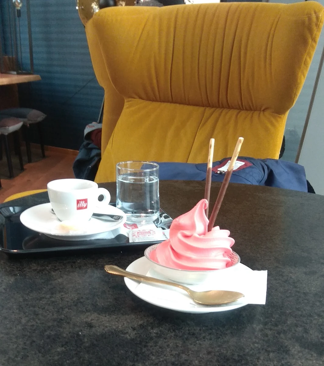 Eisbecher Erdbeeren