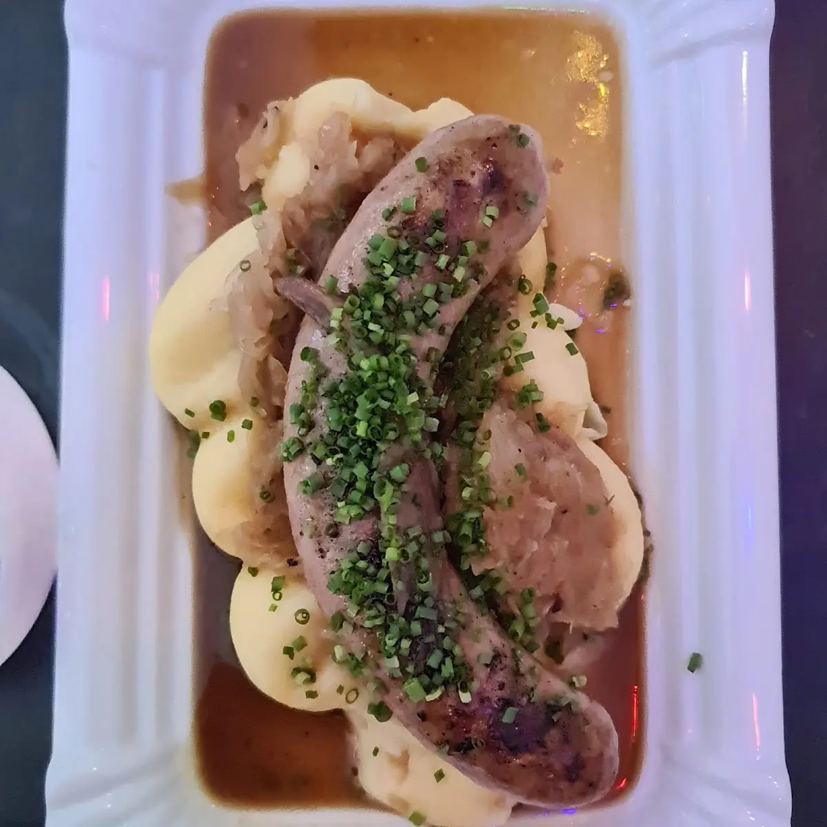 Bratwurst Mit Püree Und Sauerkraut