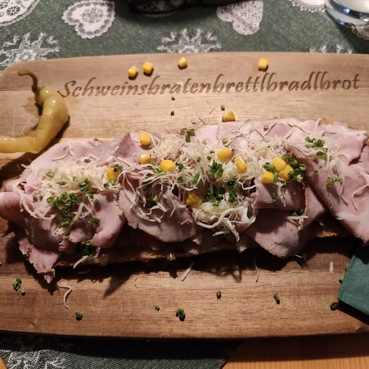 Schweinsbratenbrettlbradlbrot
