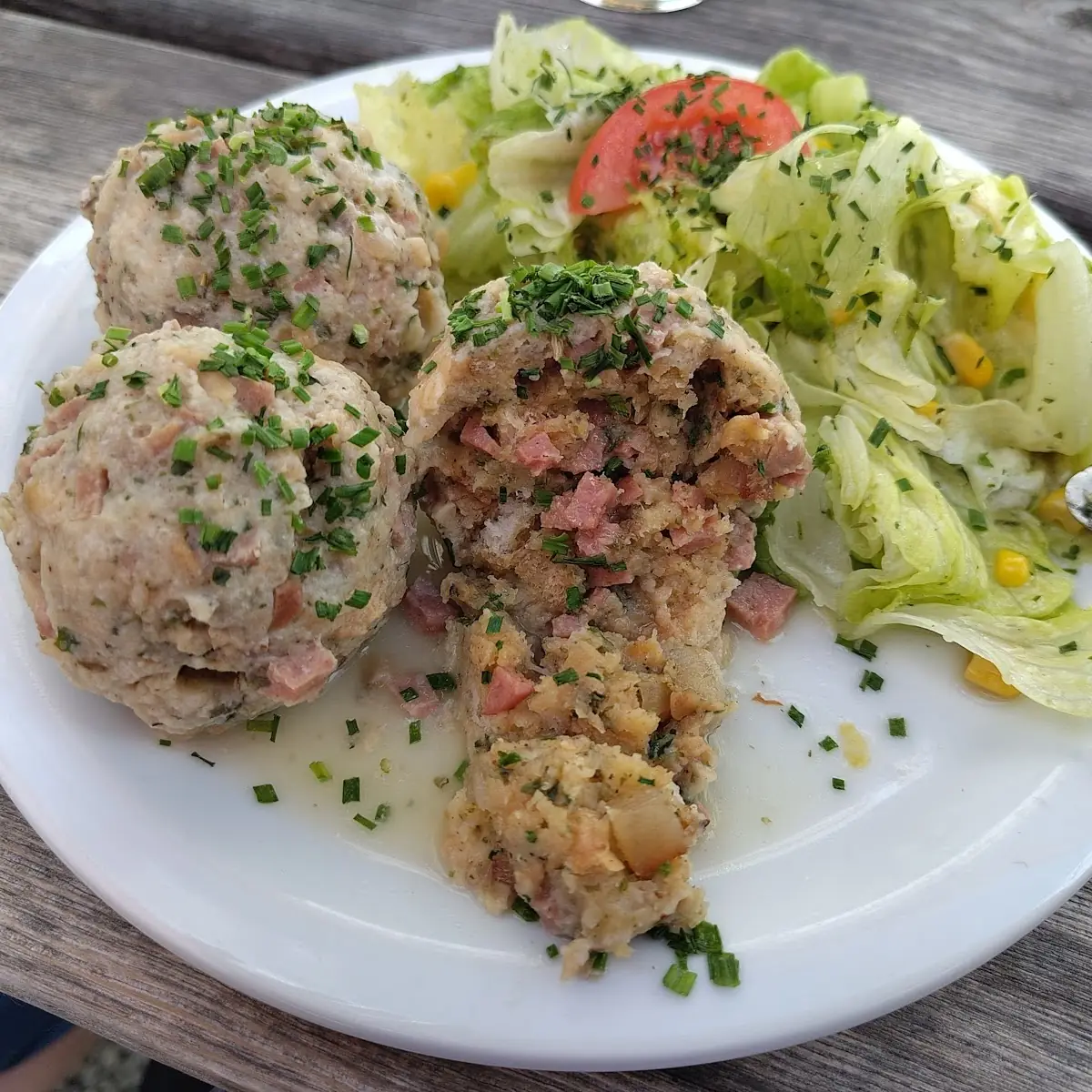Speckknödel Mit Salat