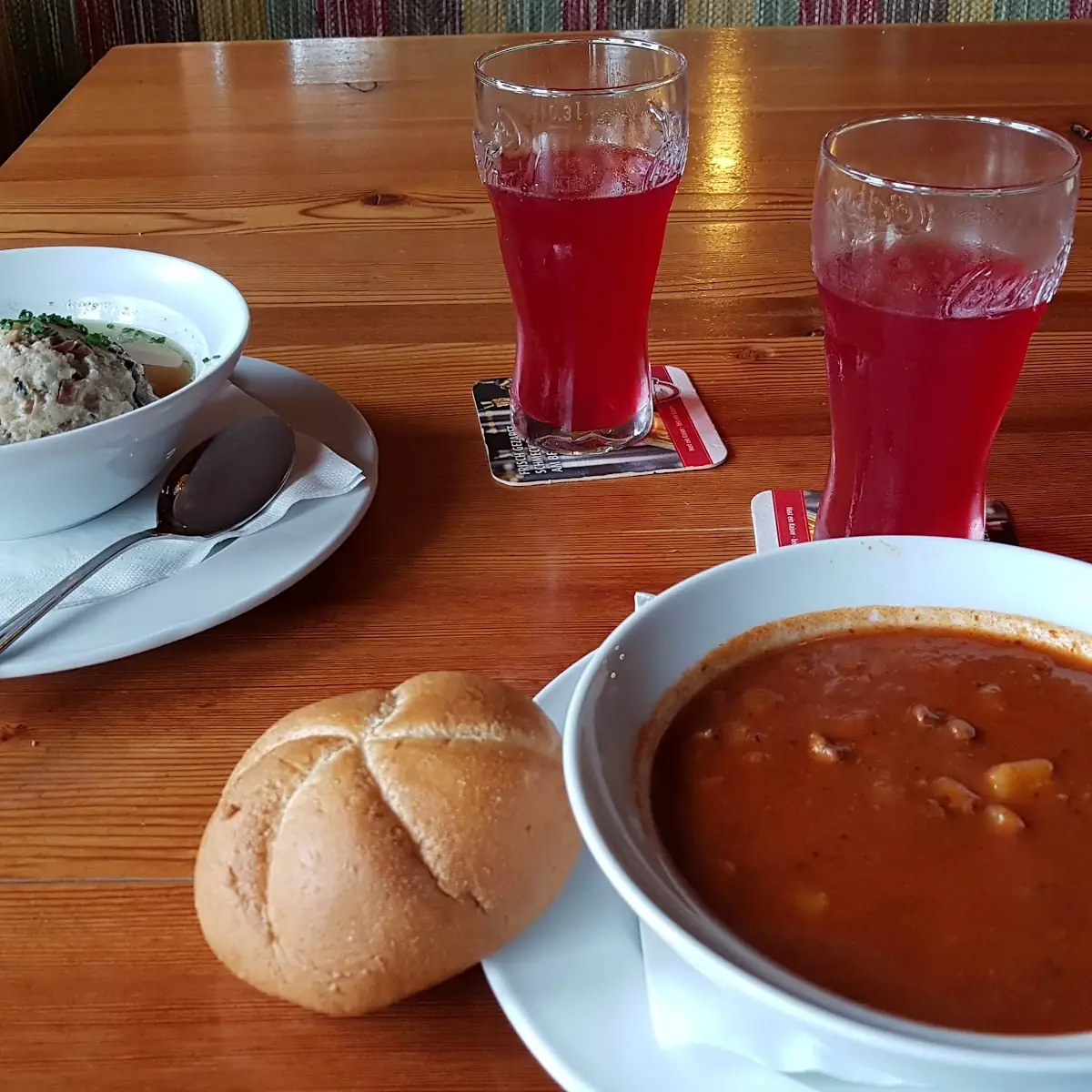 Gulaschsuppe Knödelsuppe