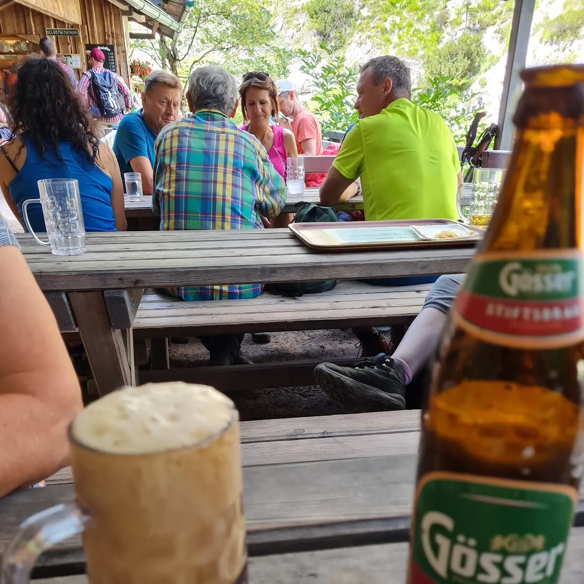 Sör Barna Sör De Kaphato Több Fajta Üveges Sör Virsli Különböző Zacskos Rágcdák