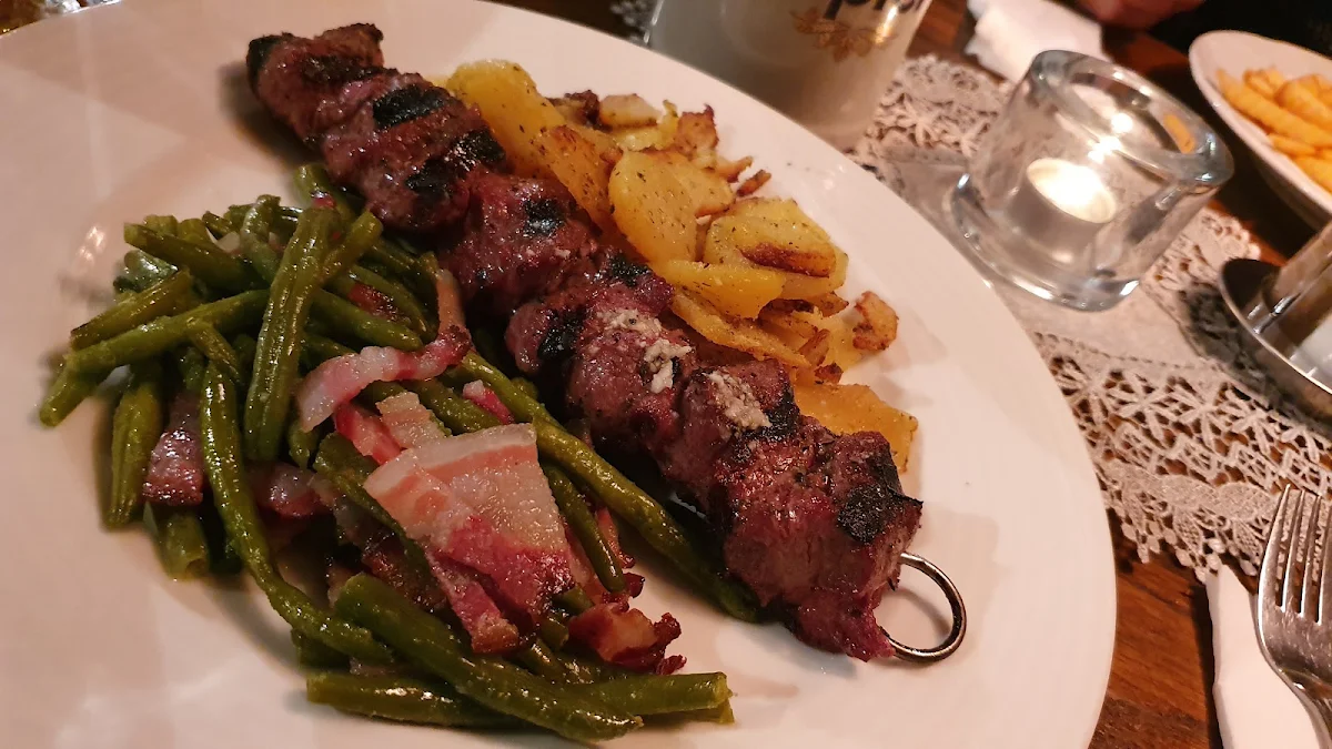 Lammspieß Mit Bratkartoffeln Und Bohnen Mit Speck