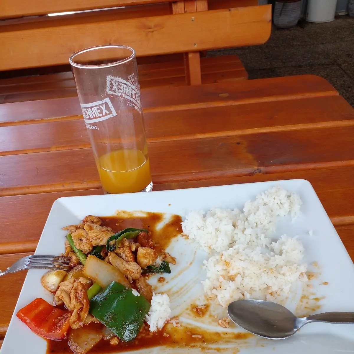 Rotes Curry Mit Hühnerfleisch Und Chashwenüssen