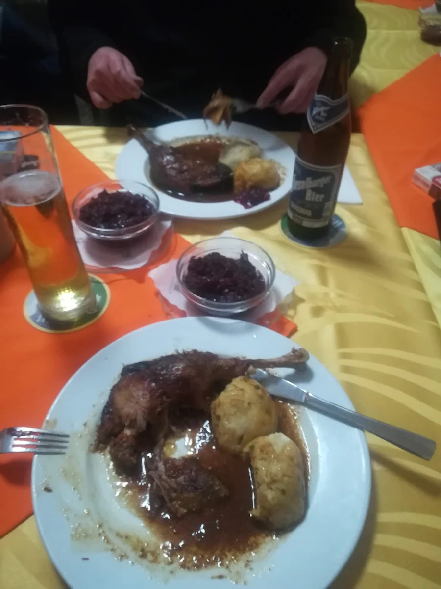Halbes Gansel Mit Erdäpfel Knödel Und Im Schüsserl Rotkraut