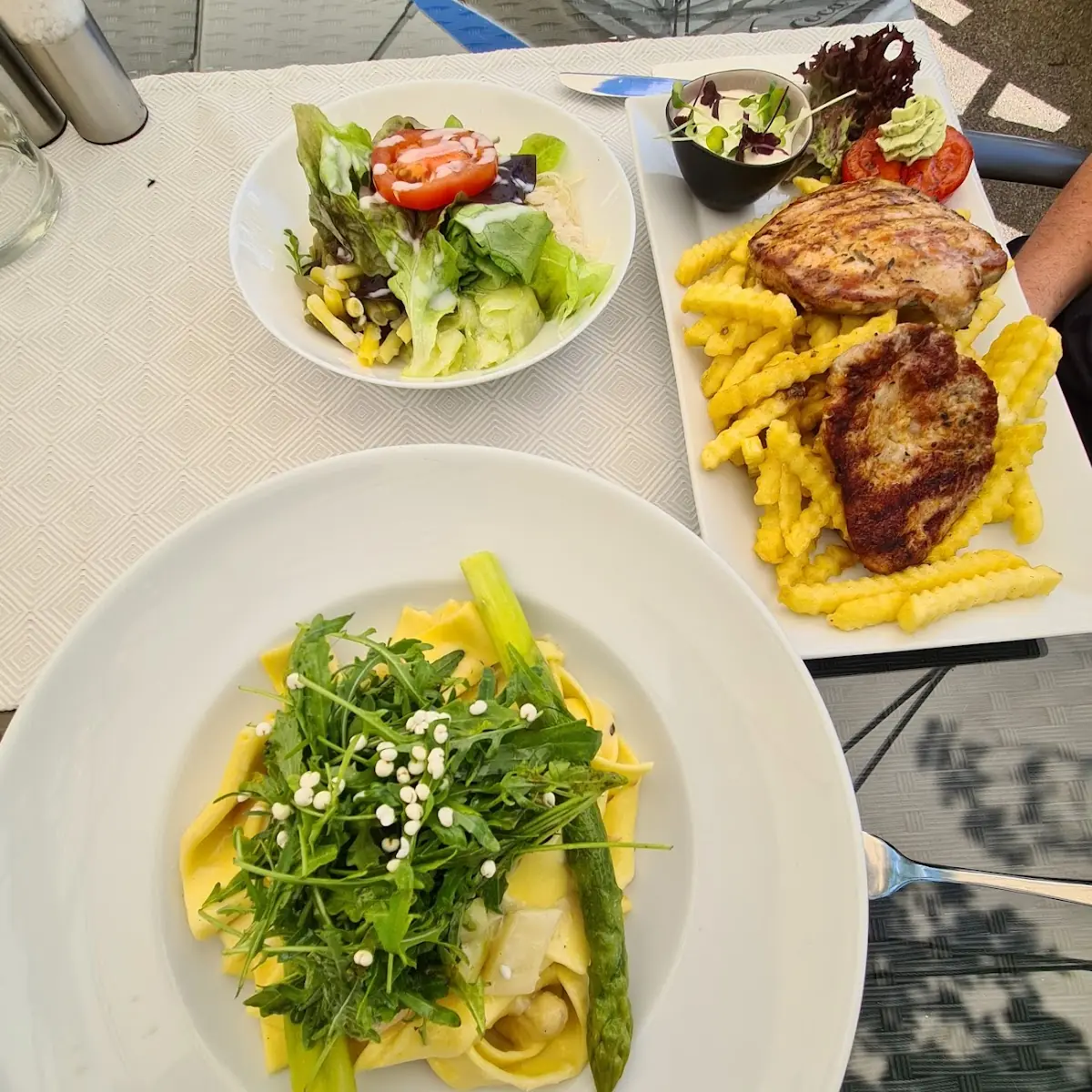 Parpadelle Mit Spargel Und Grillkotlette Mit Pommes Und Salat