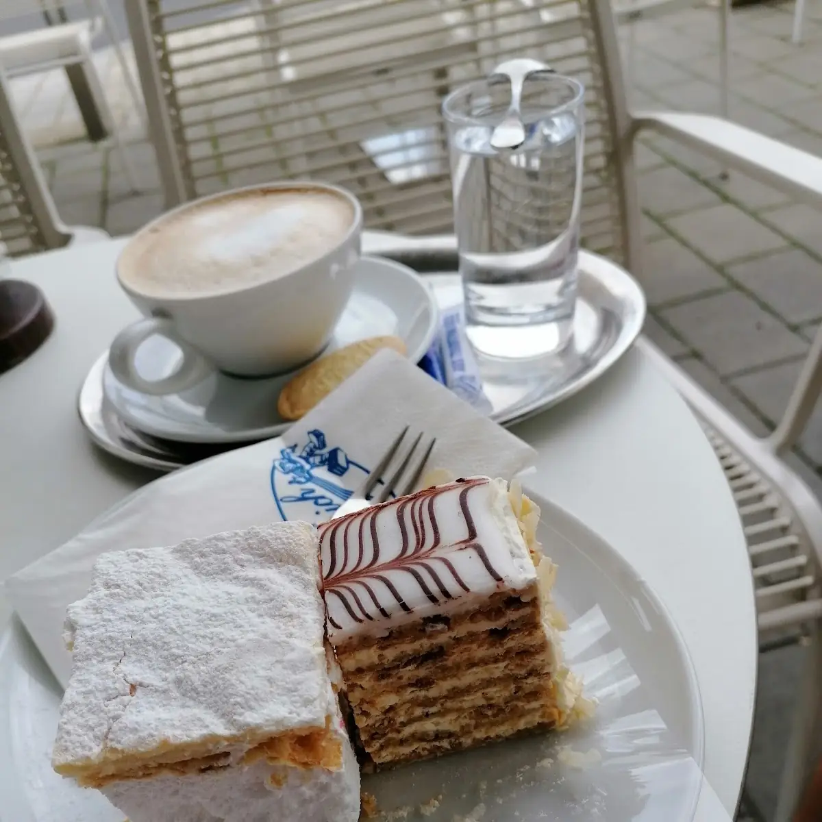 Geteilte Cremeschnitte Mit Esterhazy