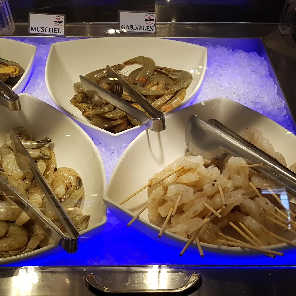 Frische Garnelenspieße Tiger Prawns Raw