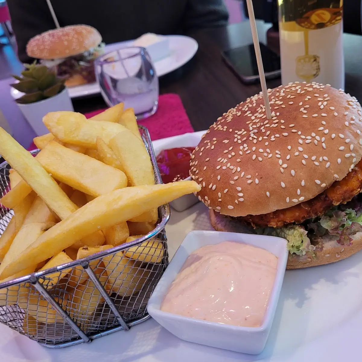 Neuhaus Burger Mit Pommes