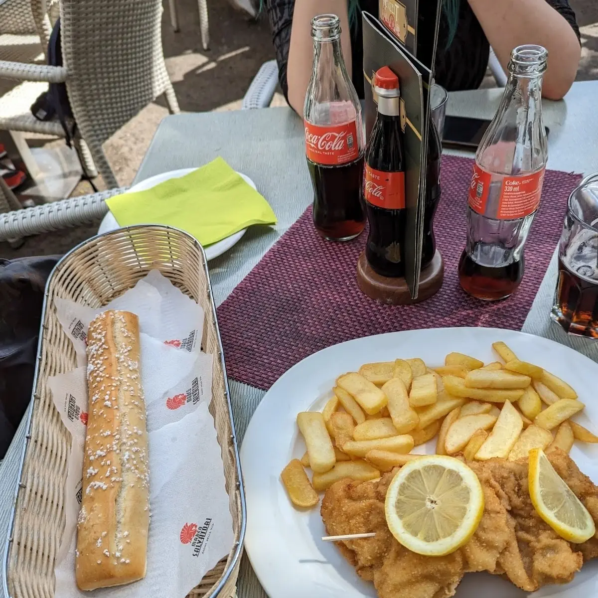 Schnitzel Mit Knoblauchbrot
