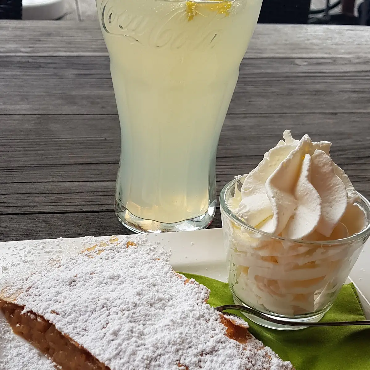 Apfelstrudel Mit Vanilleeis Und Sahne