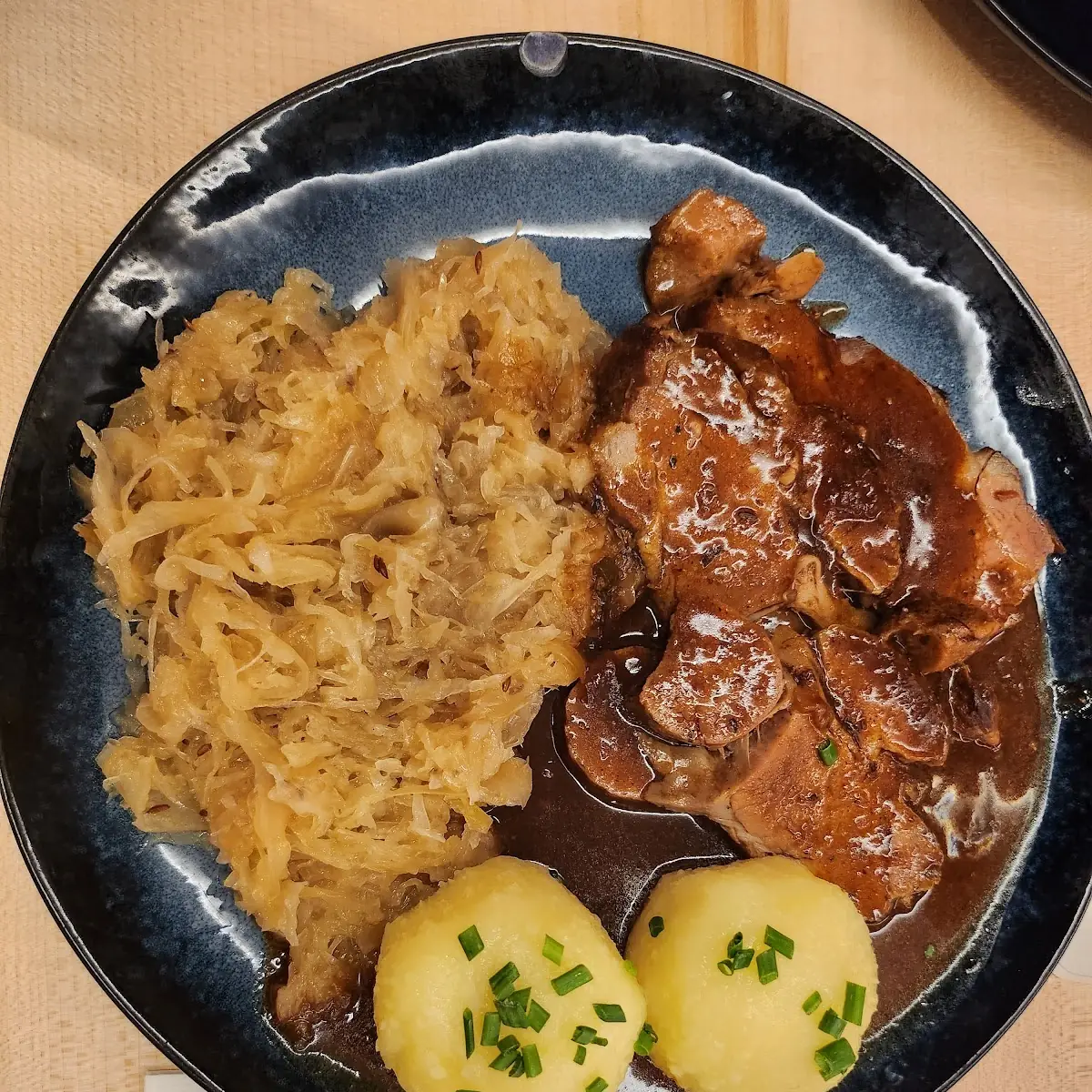 Schweinebraten Mit Knödel Und Sauerkraut