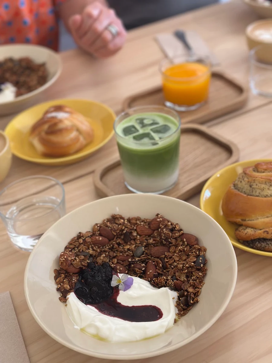 Yoghurt Granola Bowl