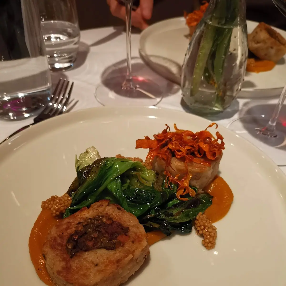 Gefüllter Semmelknödel Mit Berglinsen Auf Süßkartoffelcreme Mit Pak Choi, Speis am LENDHAFEN