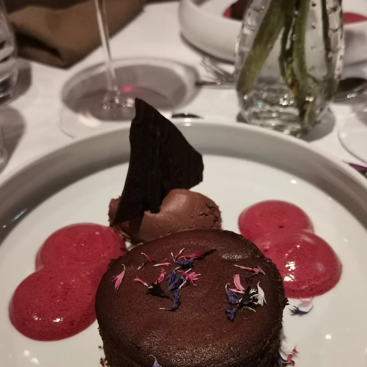 Schoko-dreier Mousse Kuchen Mit Flüssigem Kern Und Chip Von Der Schokolade, Speis am LENDHAFEN